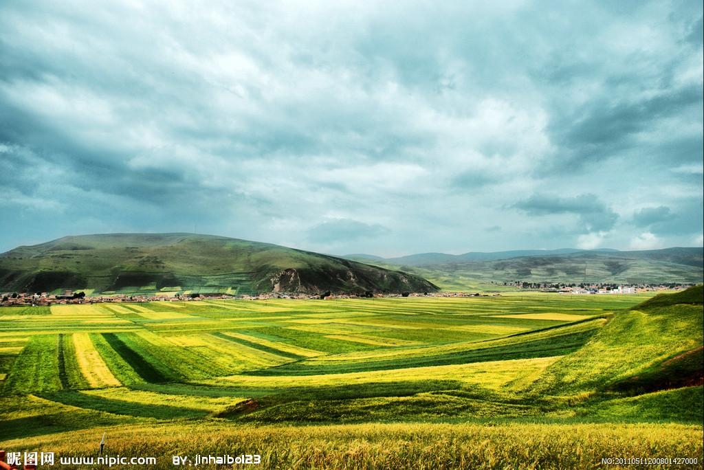 青海高原草原,孤蒙古包前的雪山映衬下的演员A