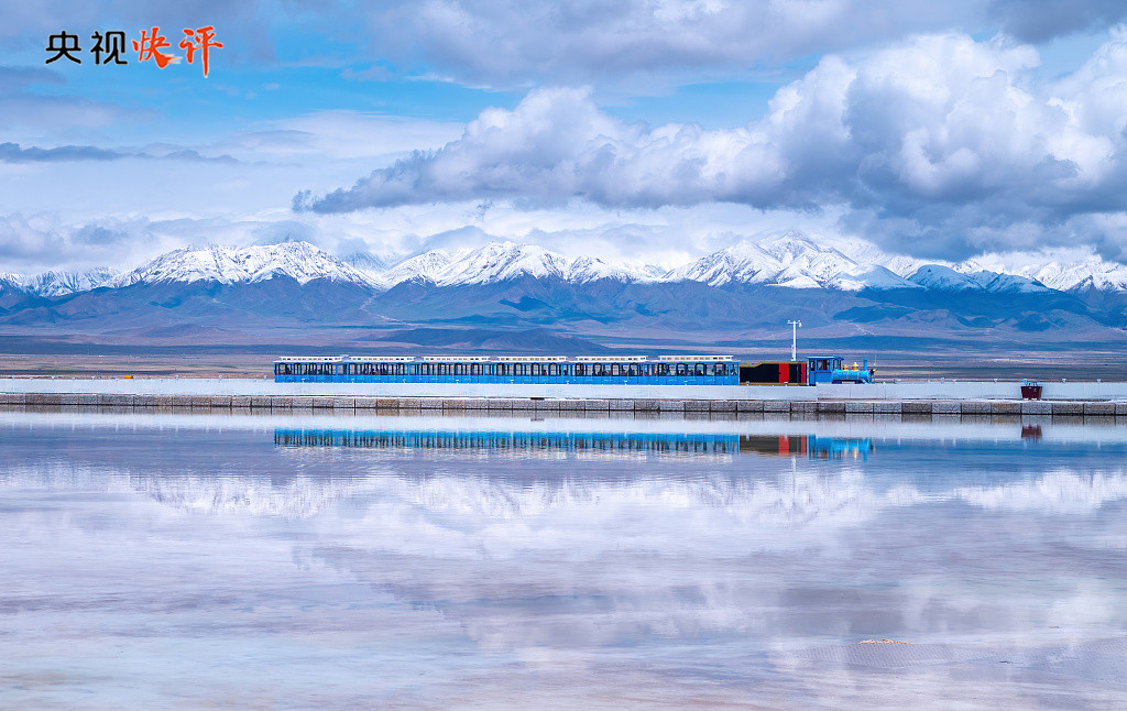 青海高原草原,孤蒙古包前的雪山映衬下的演员A